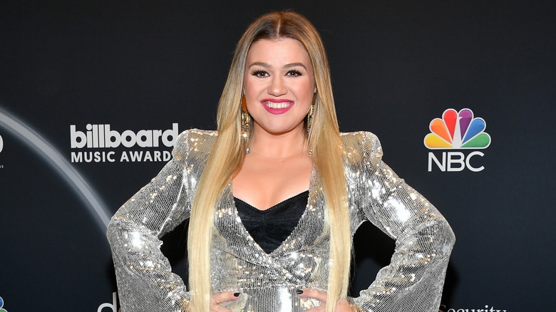 Kelly Clarkson posing on the red carpet at the 2020 Billboard Music Awards
