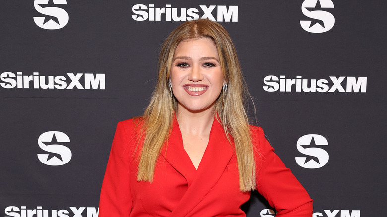 Kelly Clarkson smiling