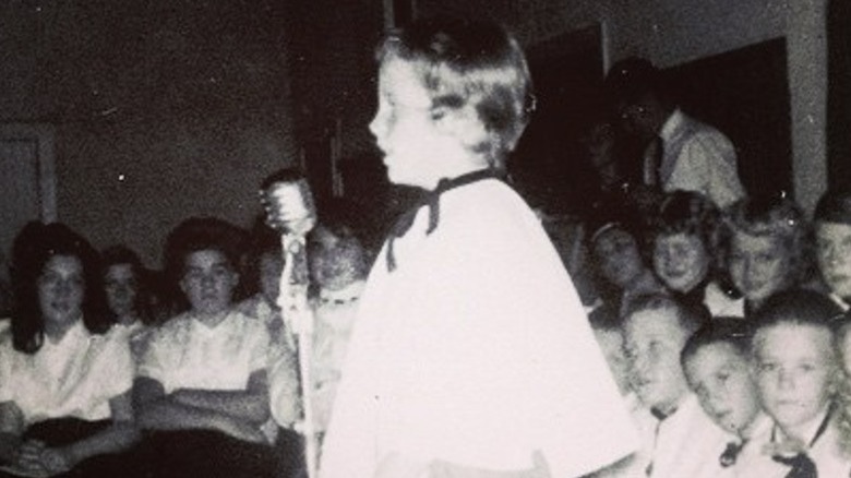 Reba McEntire singing into a microphone