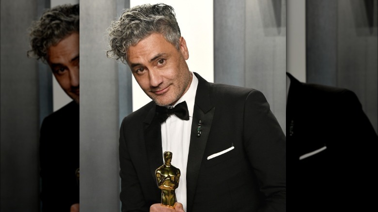Taika Waititi holding Oscar