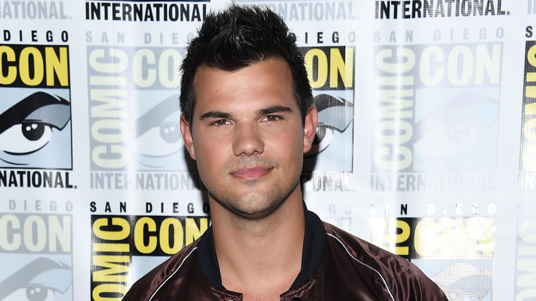 Taylor Lautner posing on red carpet