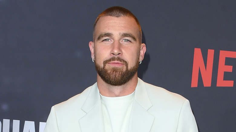 Travis Kelce posing