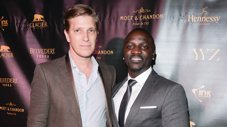 Tove Christensen smiling with Akon at red carpet event