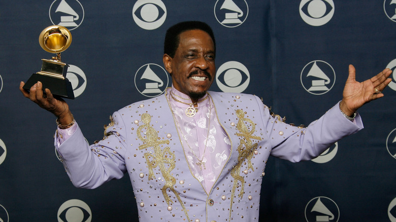 Ike displays Grammy award