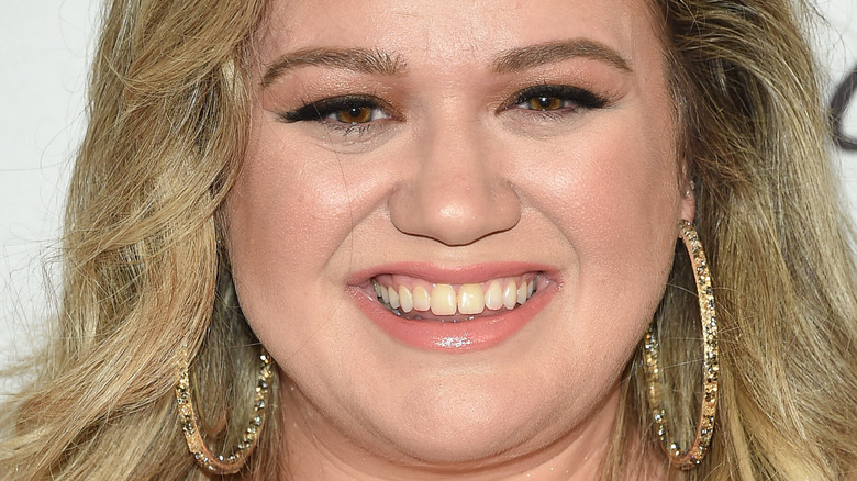 Kelly Clarkson smiling