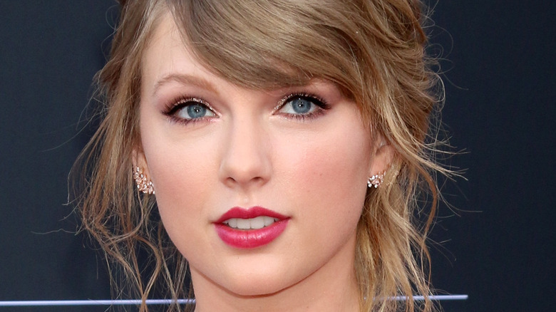 Taylor Swift wearing lipstick