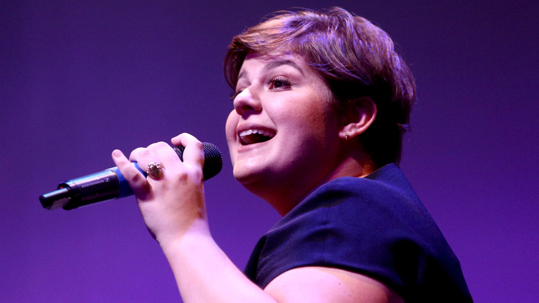 Yebba performing