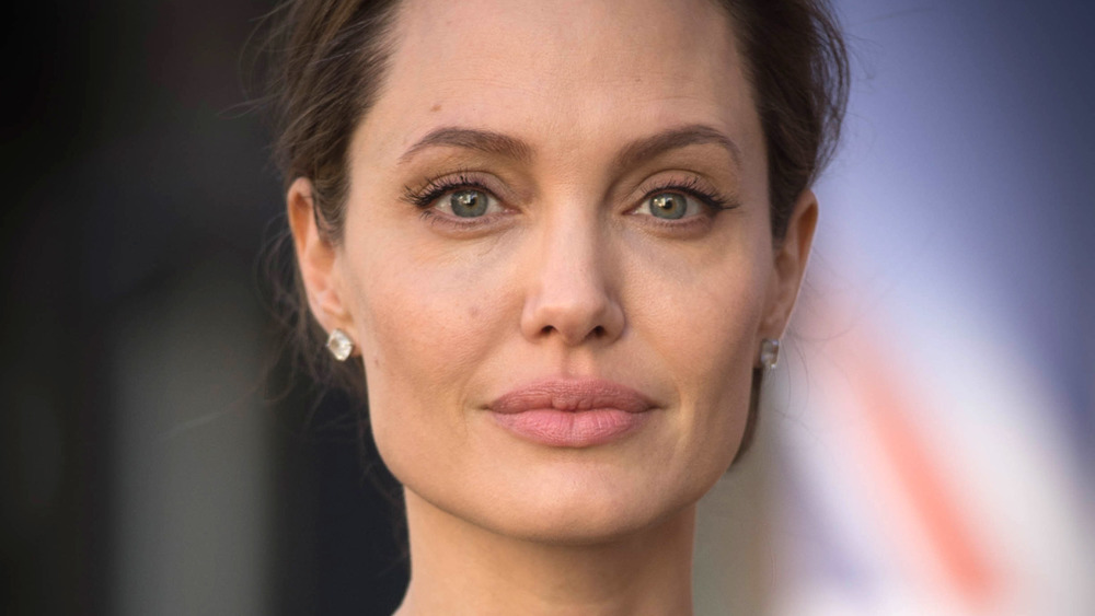 Angelina Jolie, posing