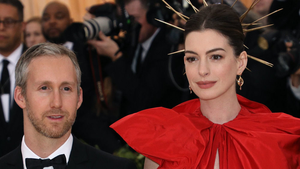 Adam Shulman and Anne Hathaway pose on the red carpet