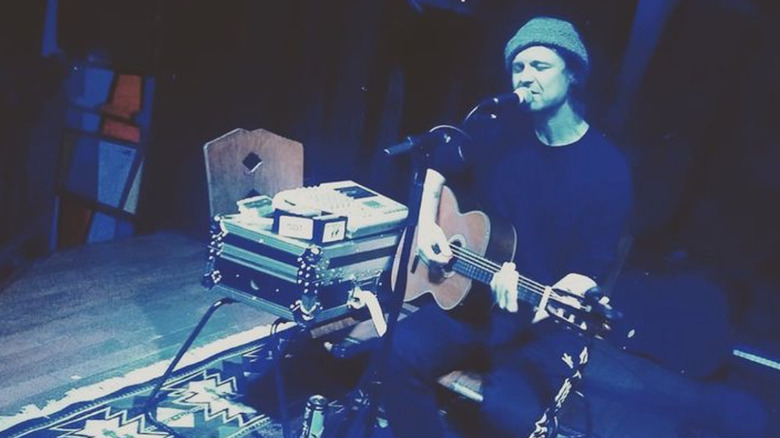 Menno Versteeg performing in fall 2020