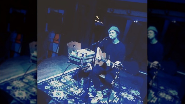 Menno Versteeg performing in fall 2020