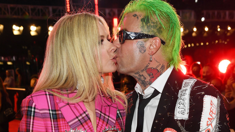 Avril Lavigne kissing Mod Sun