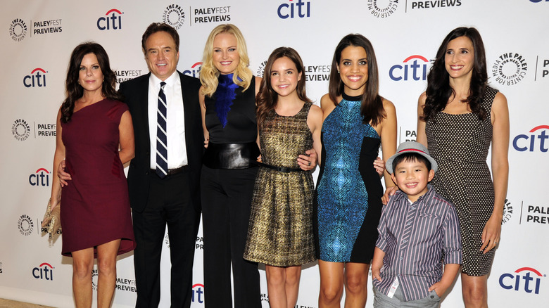 Bailee Madison and the cast of Trophy Wife posing