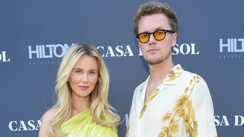Barron Hilton, Tessa Gräfin Von Walderdorff, posing