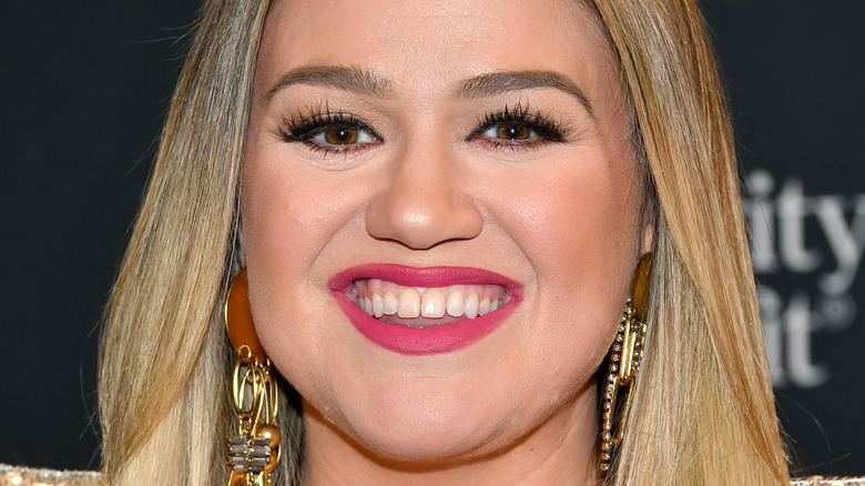 Kelly Clarkson smiling 2020