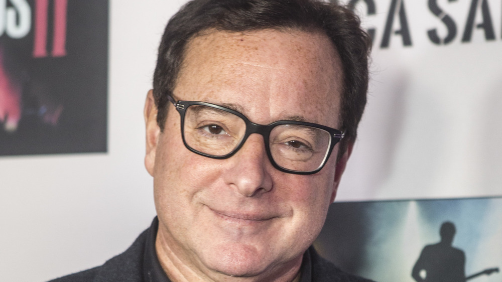 Bob Saget with Mary Kate and Ashley Olsen on a red carpet