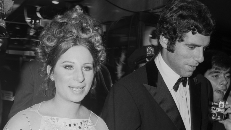 Barbra Streisand, Elliot Gould walking