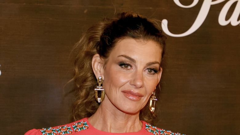 Faith Hill poses for a photo