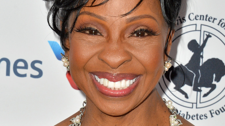 Gladys Knight, smiling, hair up, 2018 award show red carpet, waving