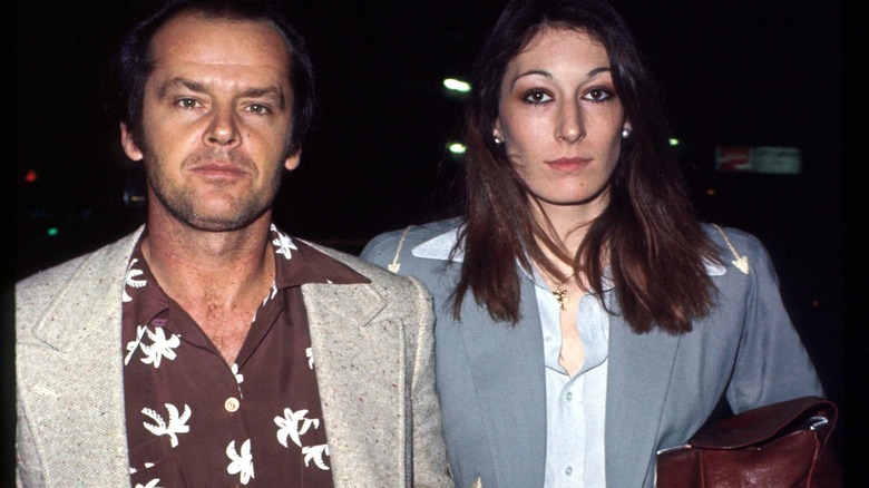 Anjelica Huston and Jack Nicholson walking