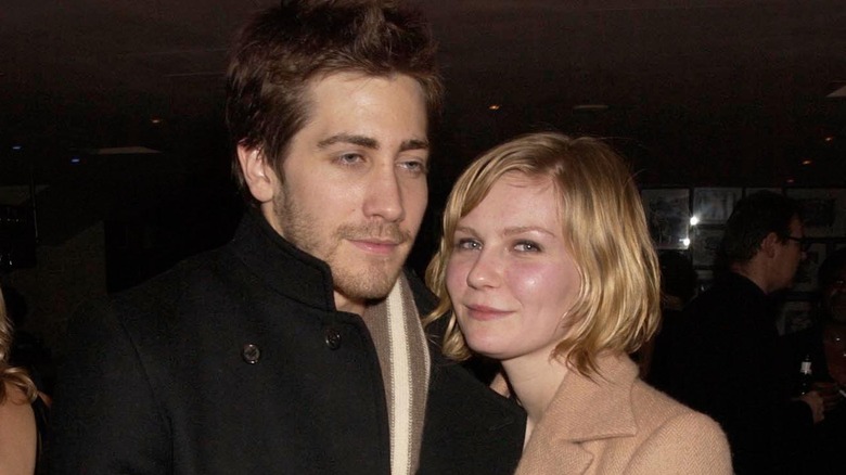 Kirsten Dunst and Jake Gyllenhaal posing together
