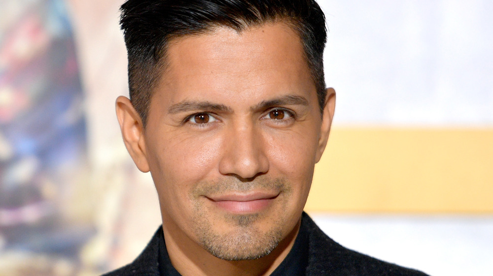 Jay Hernandez posing at the Bad Moms movie premiere