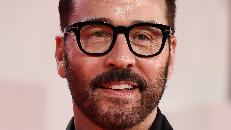 Jeremy Piven wearing glasses