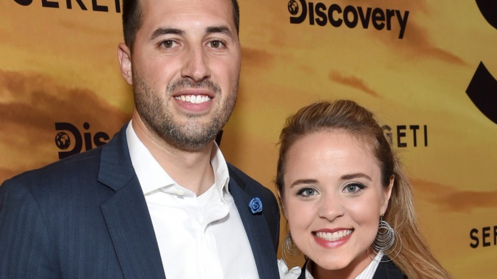 Jeremy Vuolo and Jinger Duggar Vuolo pose