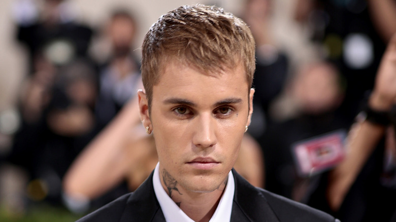 Justin Bieber poses with solemn expression at the 2021 Met Gala