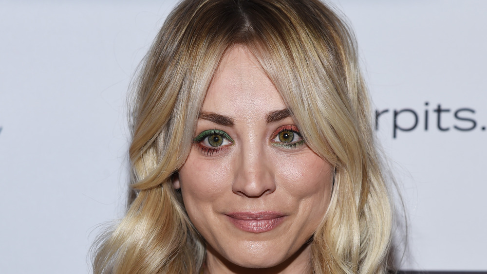 Kaley Cuoco, smiling no teeth, blond hair down, curtain bangs, colorful makeup, 2019 red carpet 