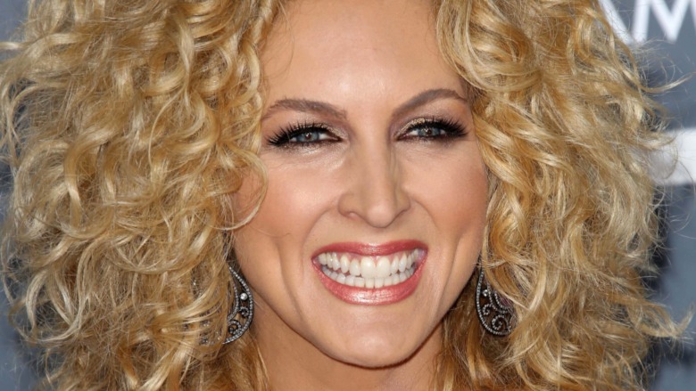 Kimberly Schlapman smiling at the 2013 Grammy Awards 