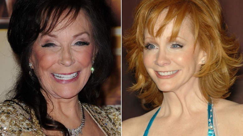Loretta Lynn, Reba McEntire posing