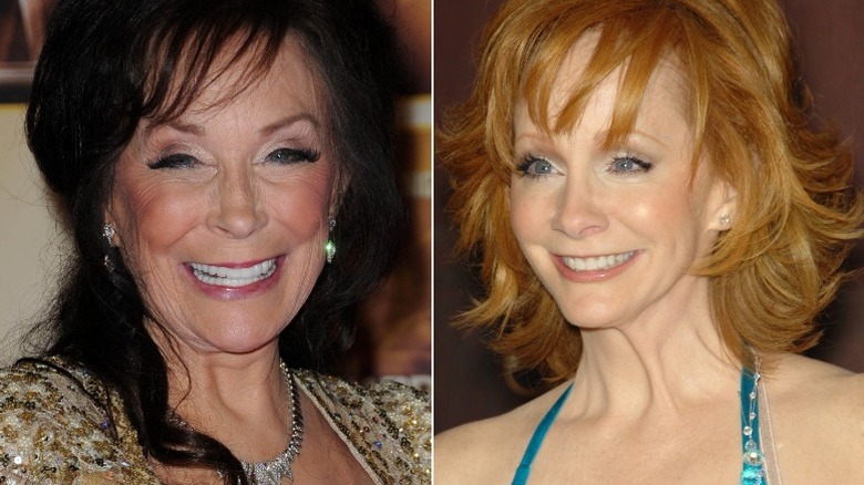 Loretta Lynn, Reba McEntire posing