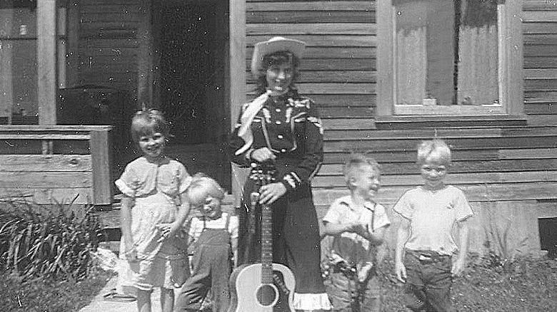 Loretta Lynn with four of her children