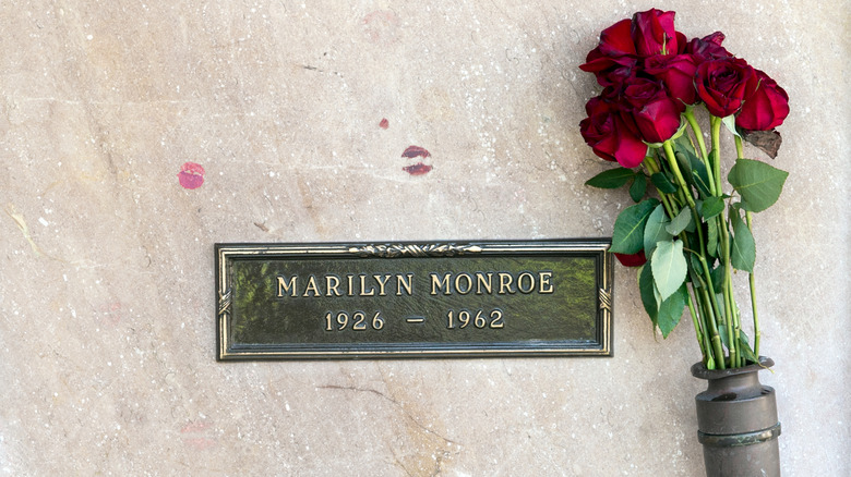 Marilyn Monroe's grave with roses