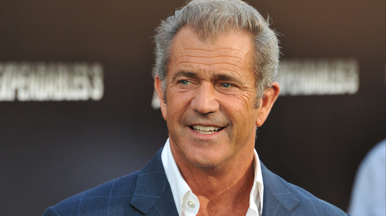 Mel Gibson, posing