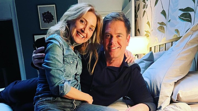 Sasha Alexander, Michael Weatherly posing on bed