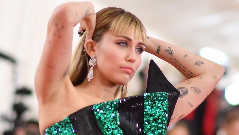 Miley Cyrus Pfeil Tattoo Miley Cyrus Tattoos Are Proof To Her Bigger Miley Cyrus Pfeil Tattoo Miley Cyrus Tattoos Are Proof To Her Bigger