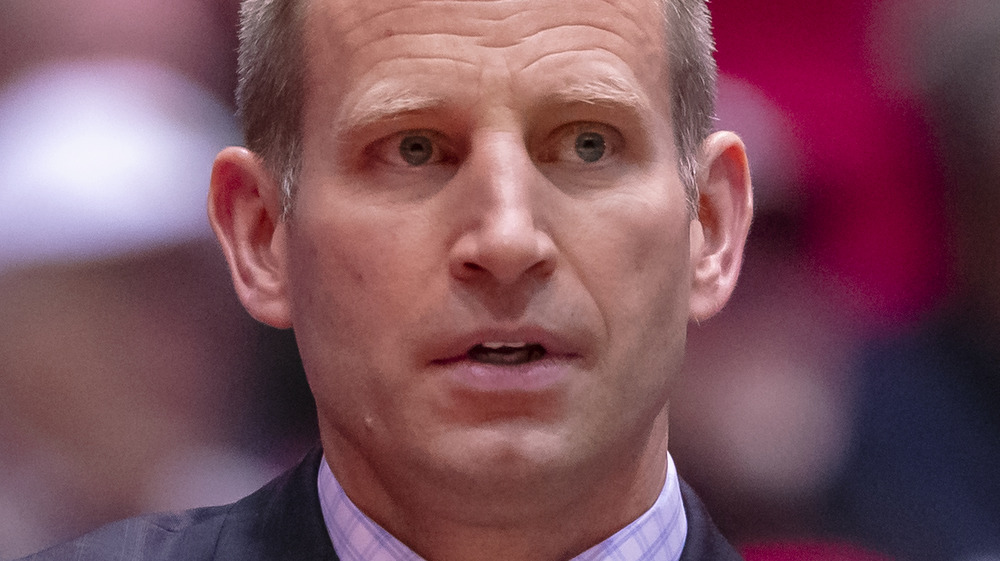 Alabama Crimson Tide coach Nate Oats looking concerned 