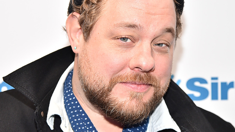 Nathaniel Rateliff, posing