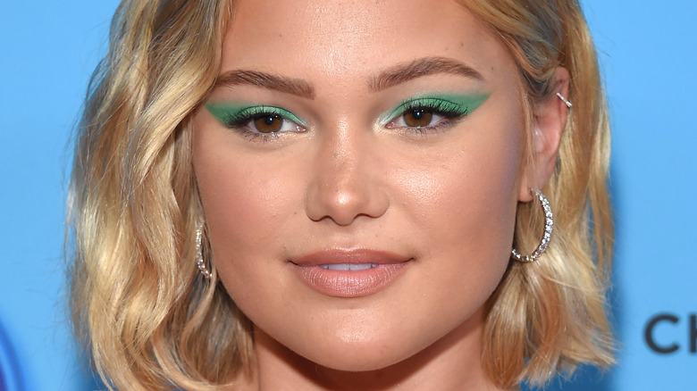 Olivia Holt green makeup 