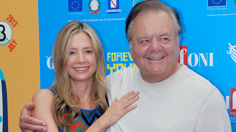 Mia Sorvino and Paul Sorvino embracing