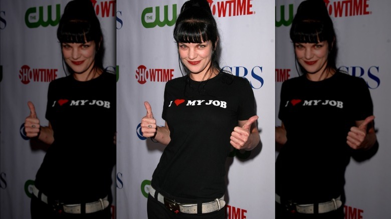 Pauley Perrette thumbs up