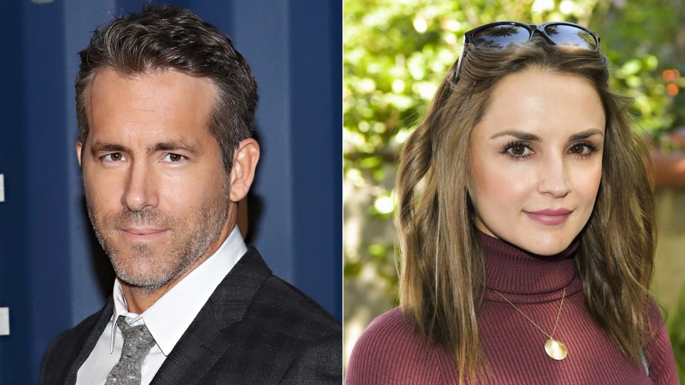 Ryan Reynolds and Rachael Leigh Cook smiling