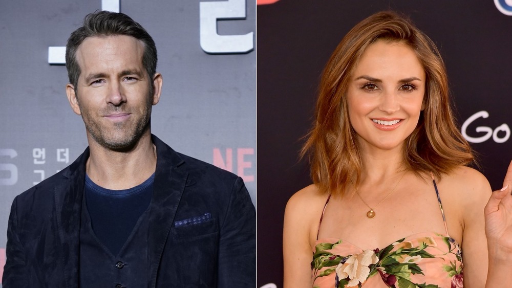 Ryan Reynolds and Rachael Leigh Cook smiling on the red carpet