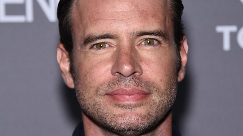 Scott Foley poses on the red carpet