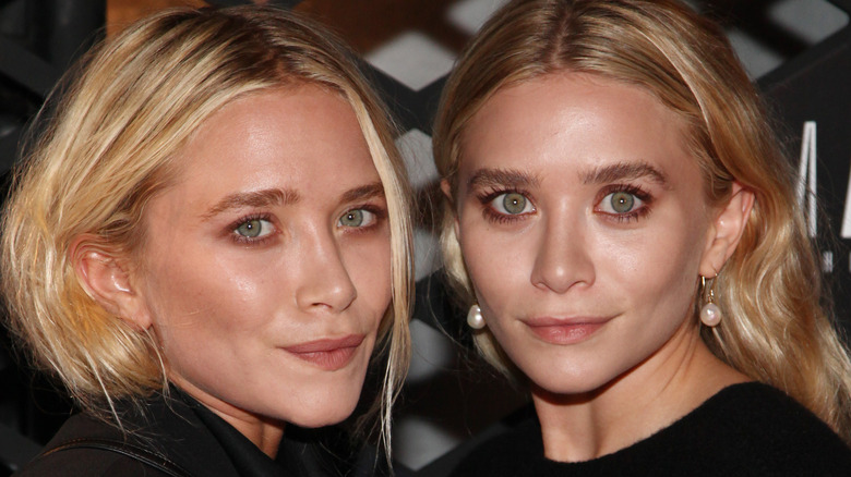 Mary-Kate and Ashley Olsen pose for photo