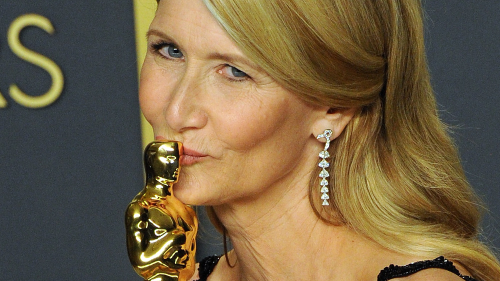 Laura Dern kissing Oscar statue