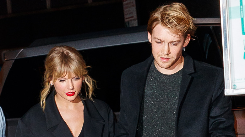 Taylor Swift and Joe Alwyn walking