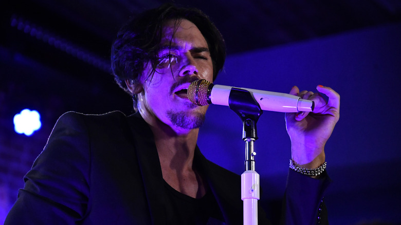 Tom Sandoval singing
